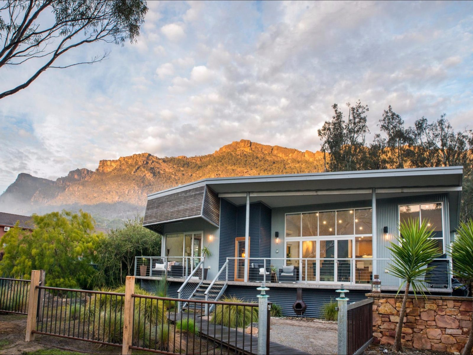 Secluded luxury spa retreat just a minutes walk to Halls Gap cafes and restaurants