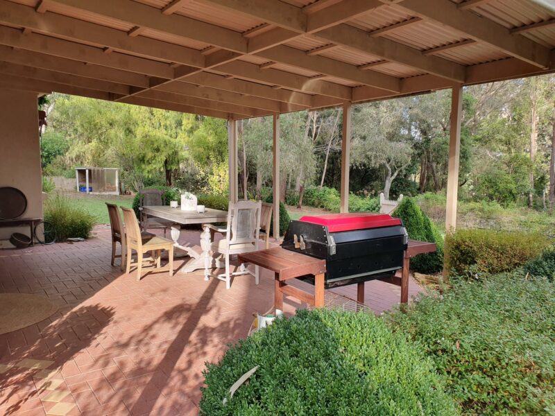 The outdoor bbq area includes a table for 6 and barbecue