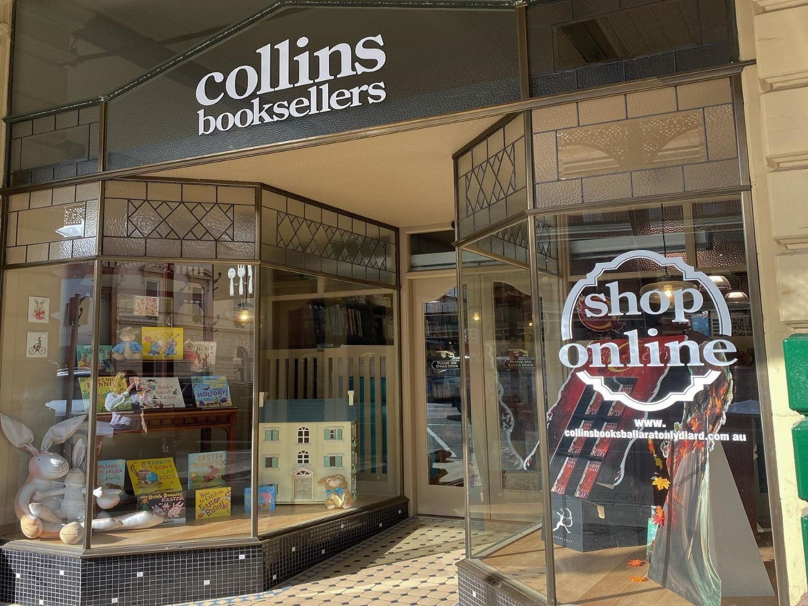Collins Booksellers Ballarat on Lydiard exterior