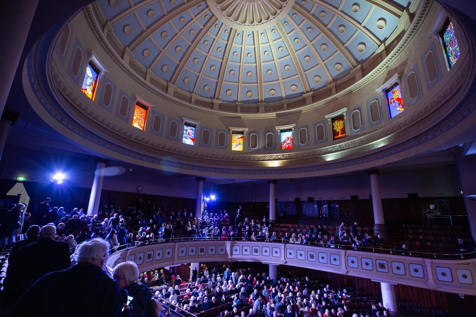 Image of full house at the Toorak synagogue, grand dome with stained glass windows.