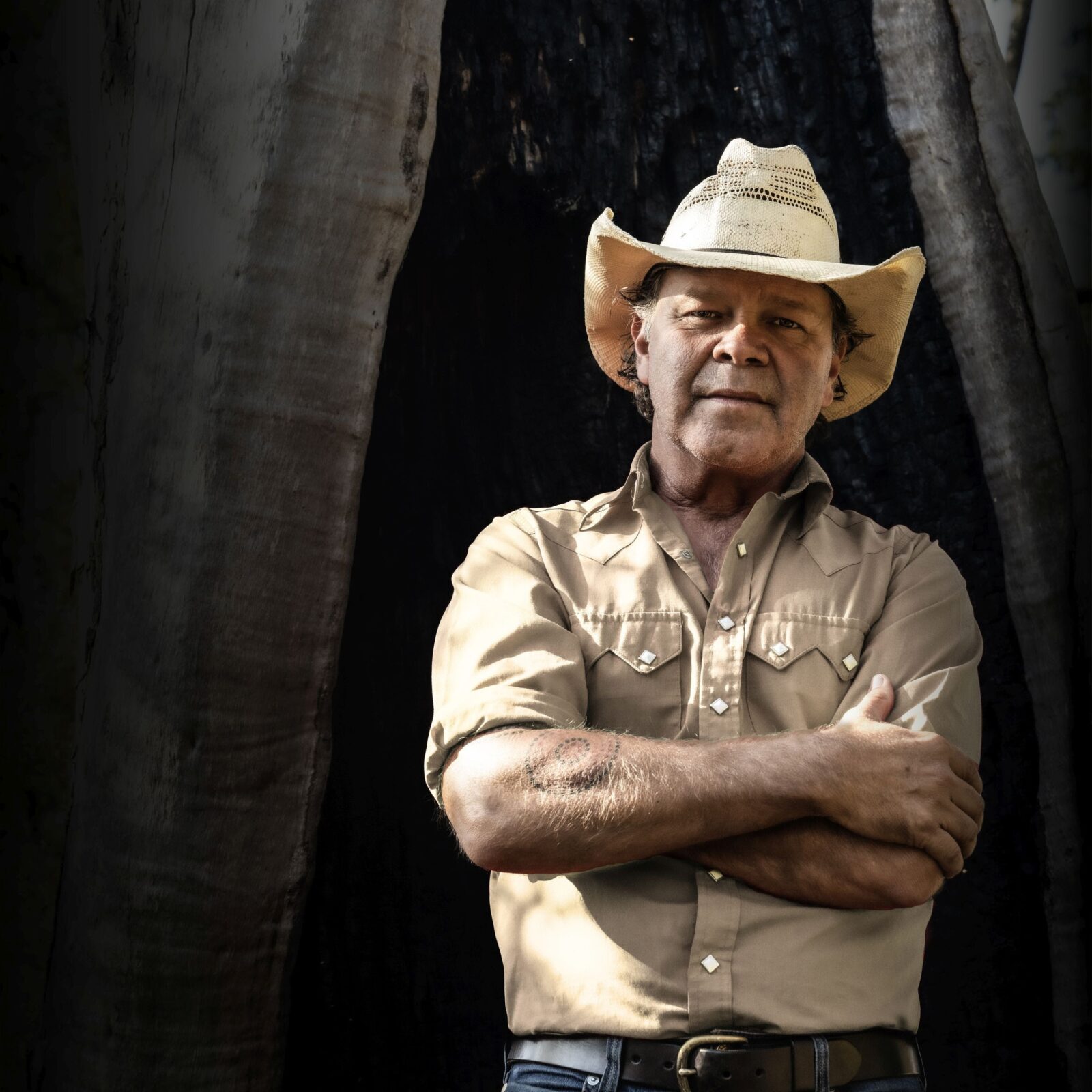 Image of Troy Cassar-Daley in a cowboy hat with arms crossed