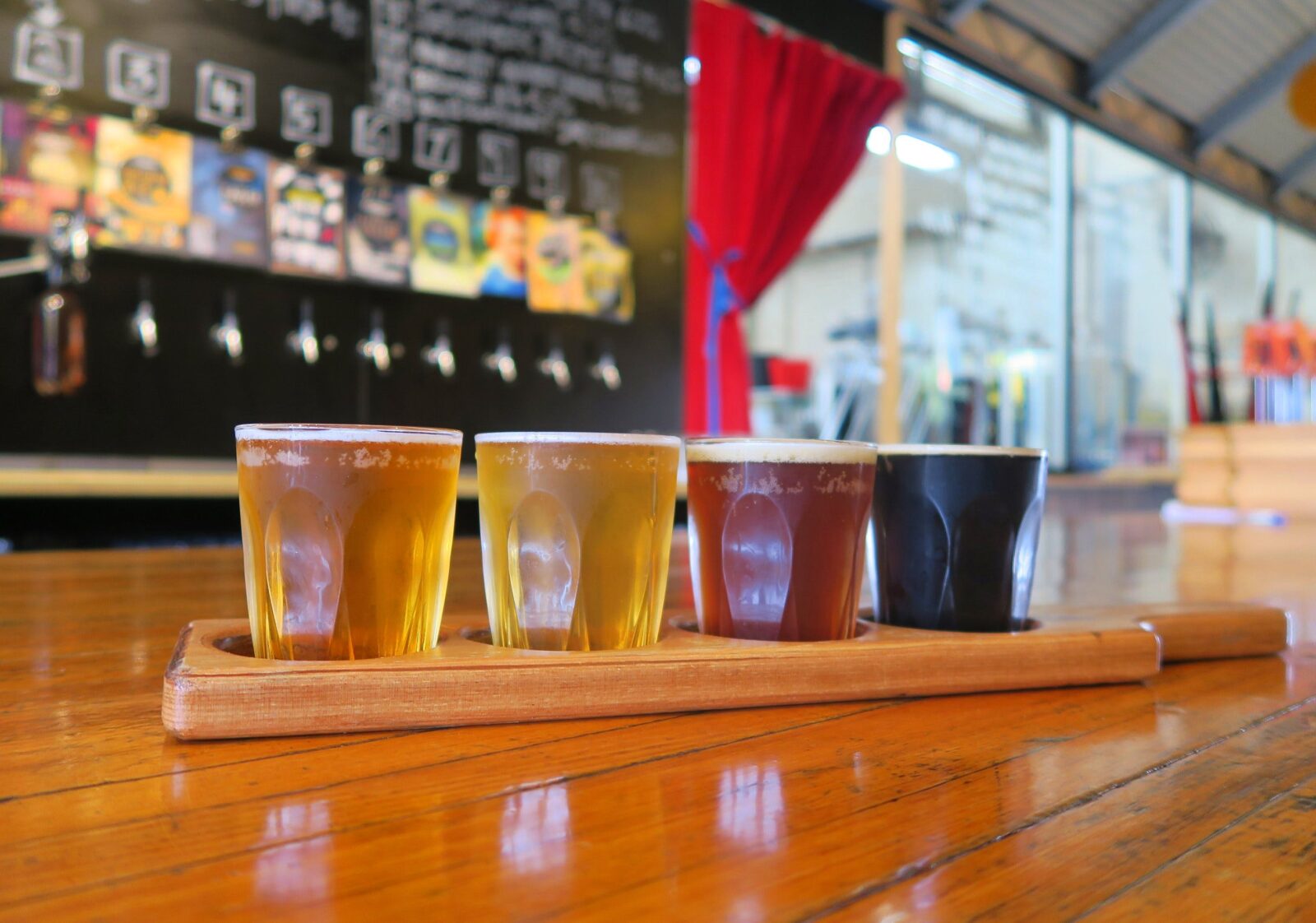 Enjoy a tasting paddle: choose from 10 beers
