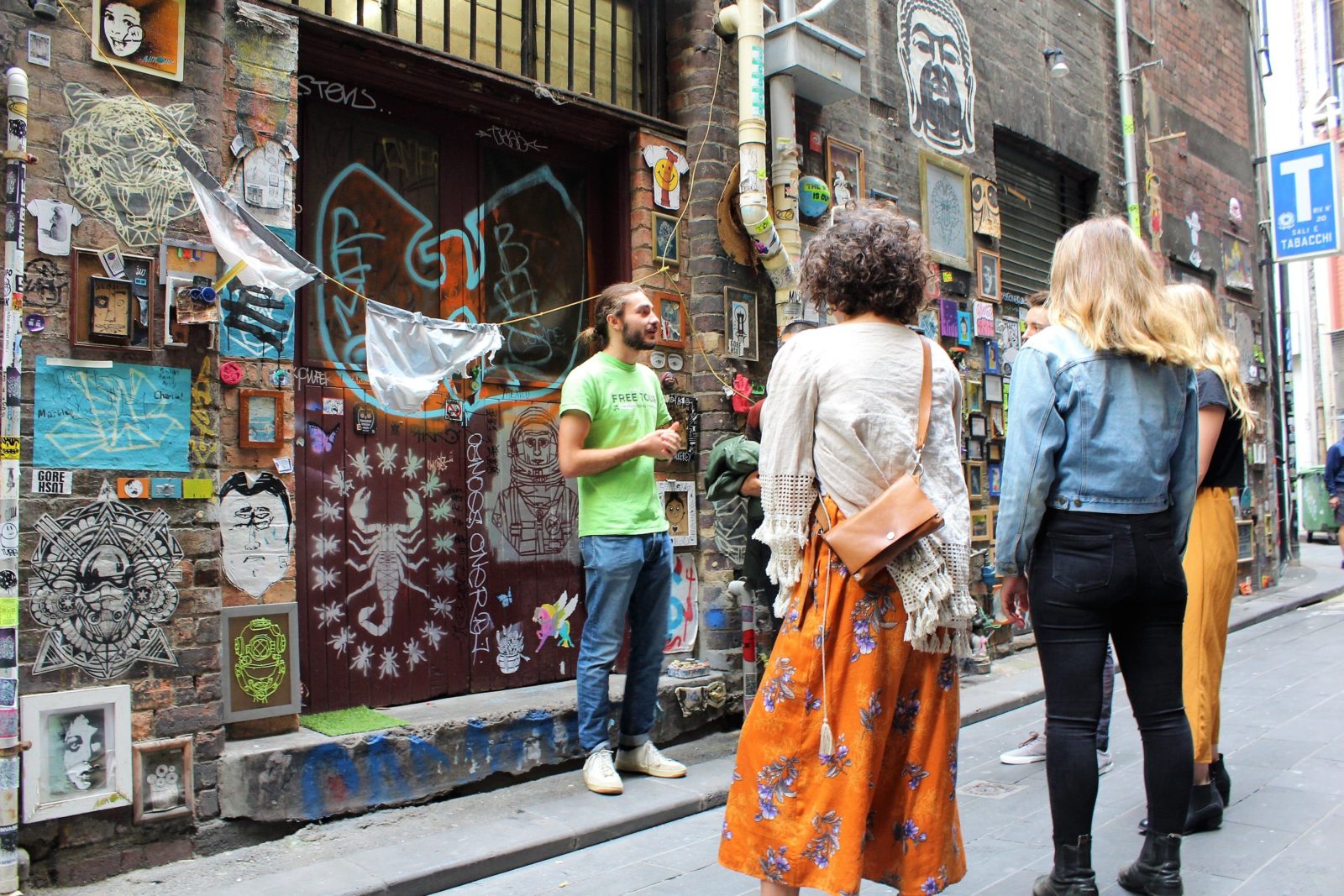 melbourne free walking tour exploring the hiddens street art